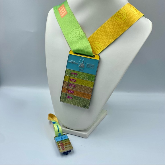 2020 RunDisney Virtual 5K Challenge Medal Ticket
Book and Pin. - Picture 1 of 8